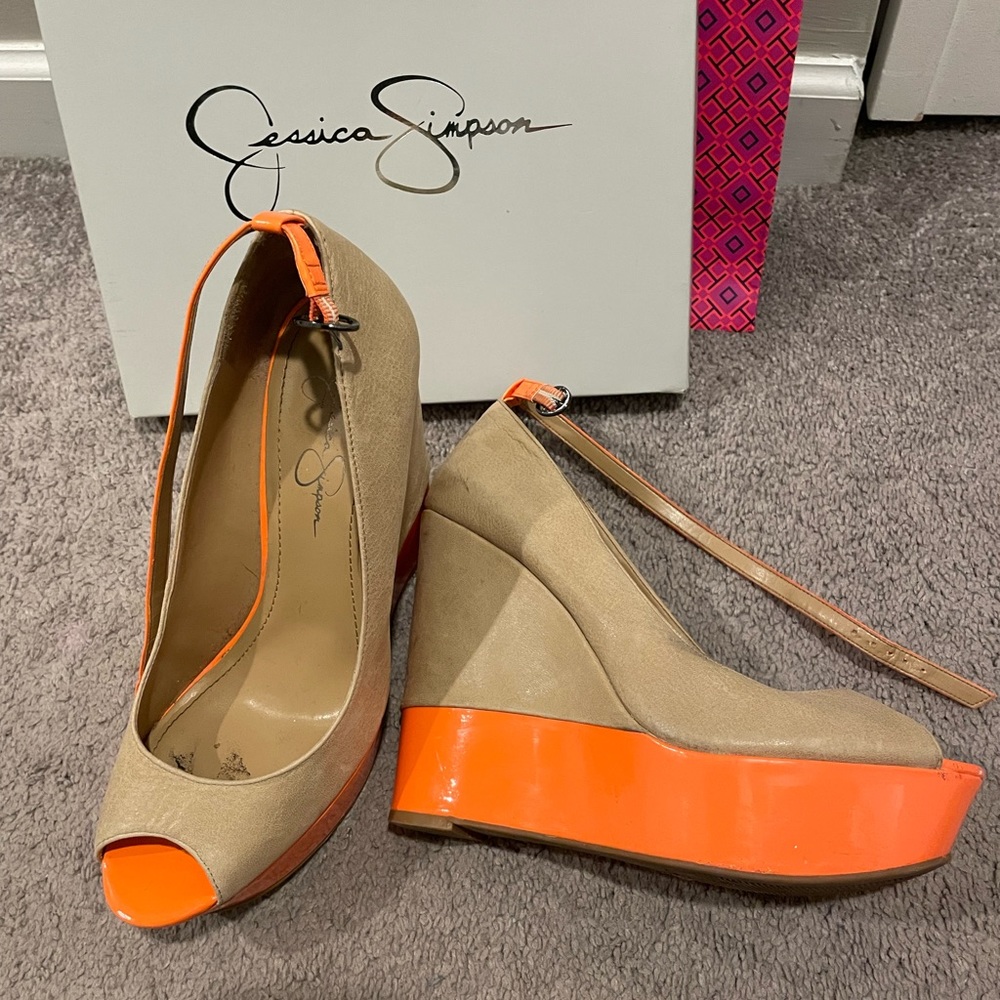 Jessica Simpson “Carrack” wedge in nude & neon orange size 10